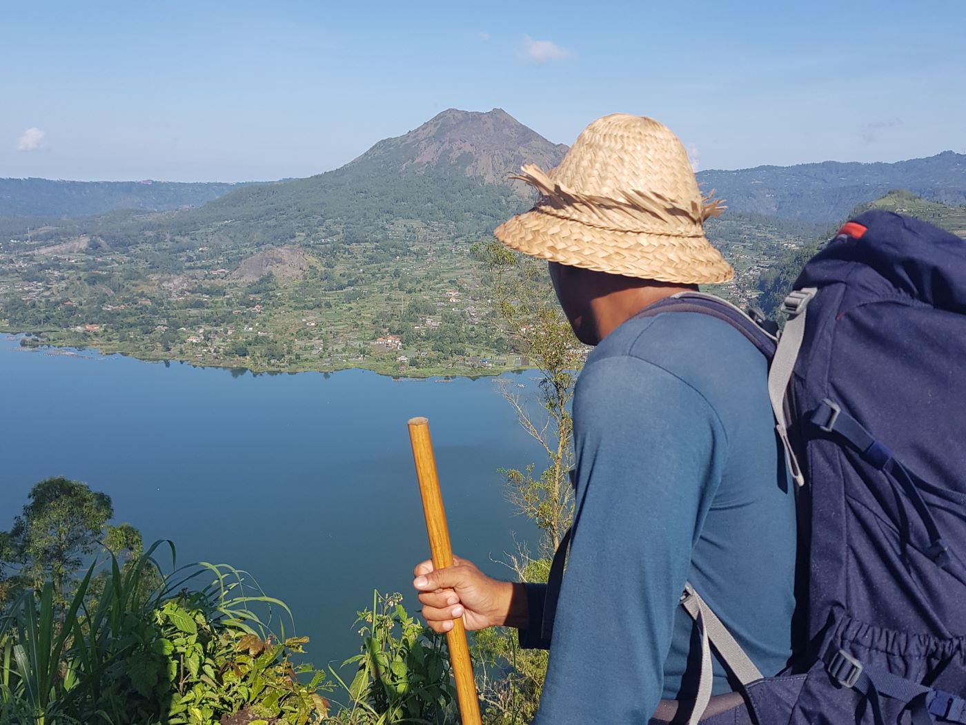 Indonezyjski przewodnik górski na wulkanie Batur, symbolizujący bezpieczeństwo i doświadczenie.