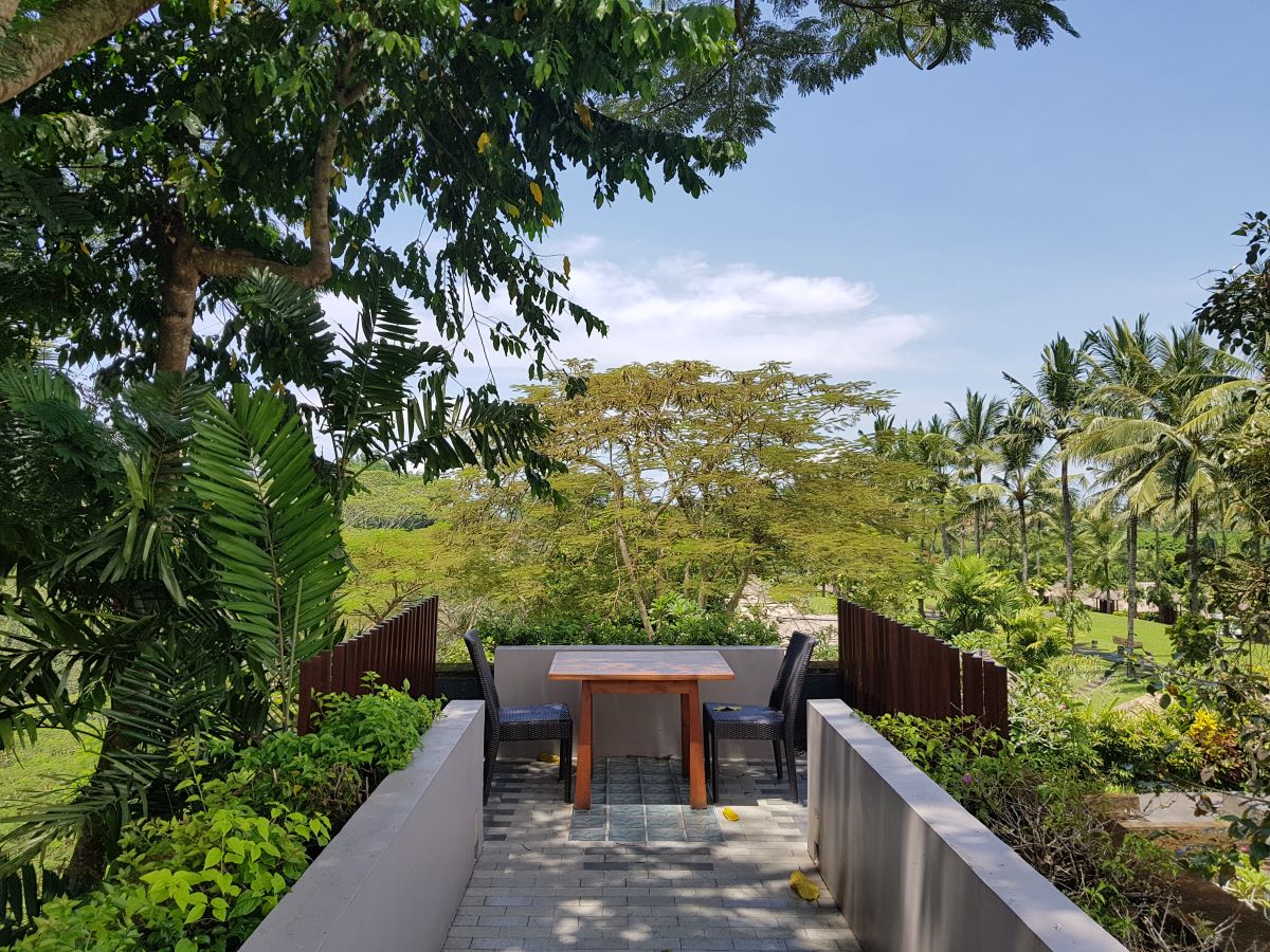 Stolik na tarasie w Ubud, otoczony dżunglą, symbolizuje spokojne planowanie podróży po Azji.
