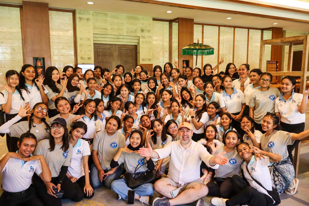 Grupa młodych Indonezyjek na fotografii z polskim nauczycielem na Bali