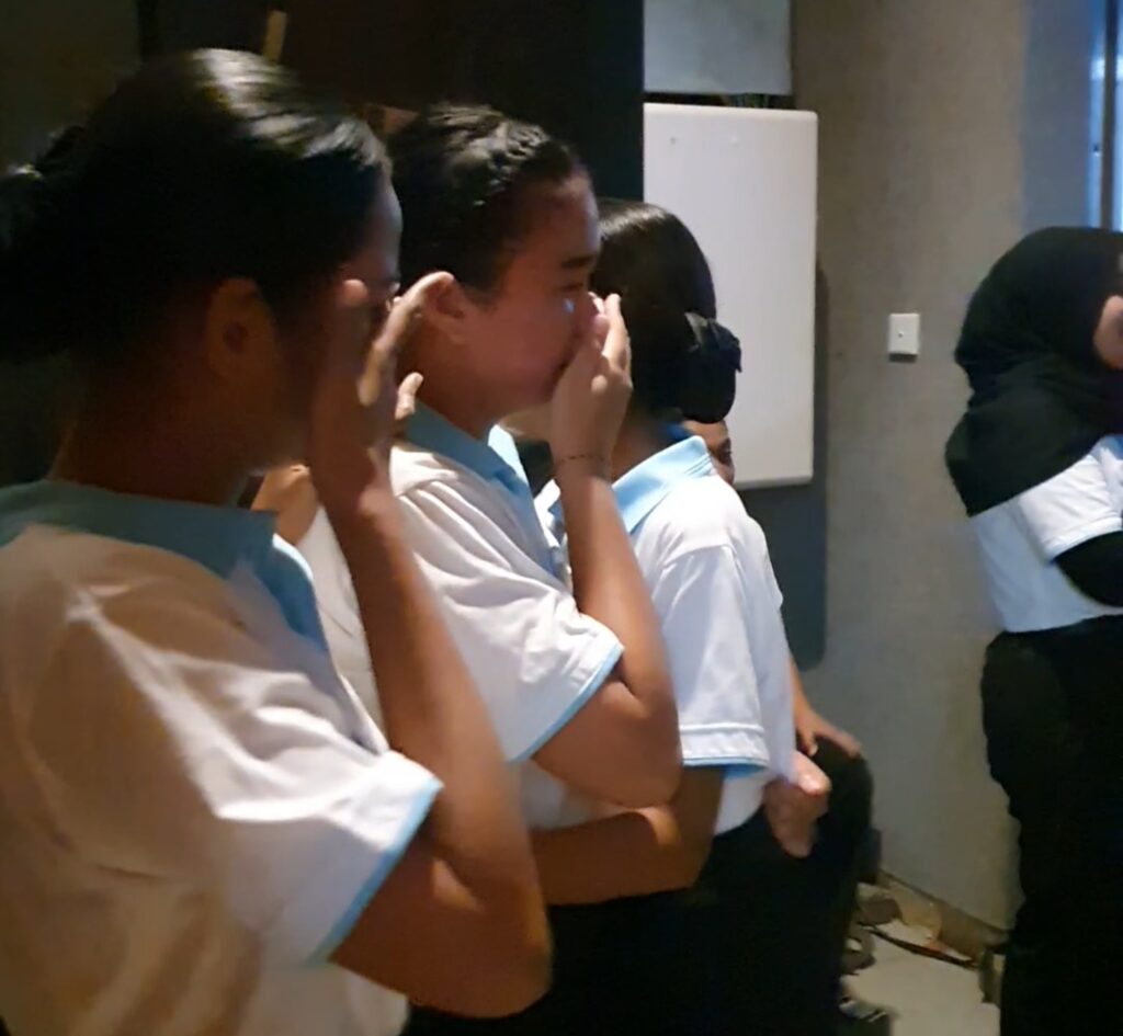 Młode Indonezyjki powstrzymujące łzy wzruszenia po swoim występie na scenie