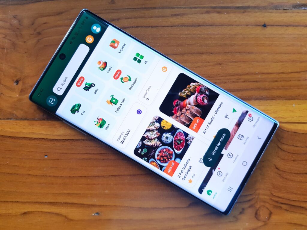Strona startowa aplikacji GRAB otwarta na telefonie komórkowym