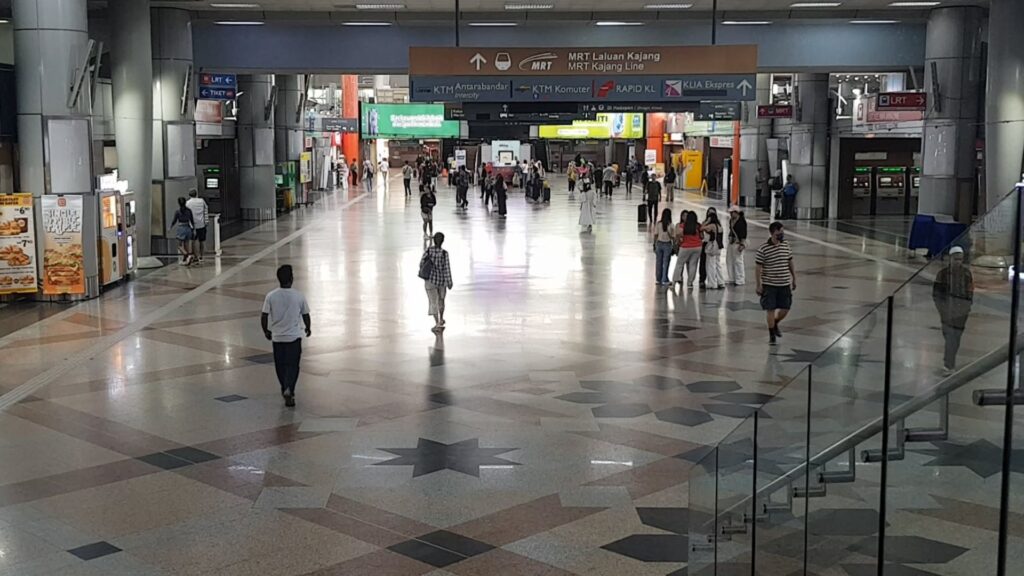 Wnętrze dworca KL Sentral w Kuala Lumpur z halą główną i punktami komunikacji miejskiej.