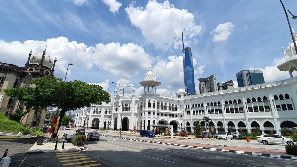 Kuala Lumpur Railway Station i wieżowiec Merdeka 118