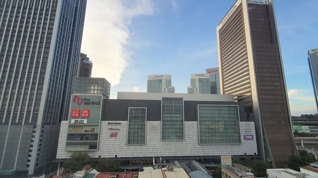 Centrum handlowe Nu Sentral połączone z dworcem KL Sentral i okolicznymi budynkami w Kuala Lumpur.