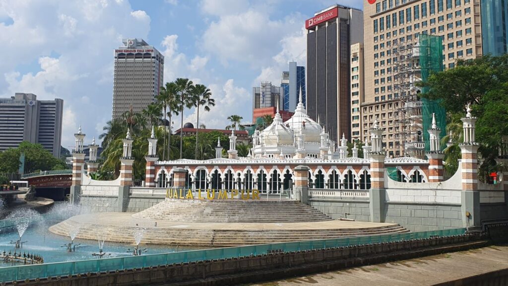 Masjid Jamek w Kuala Lumpur z napisem KUALA LUMPUR